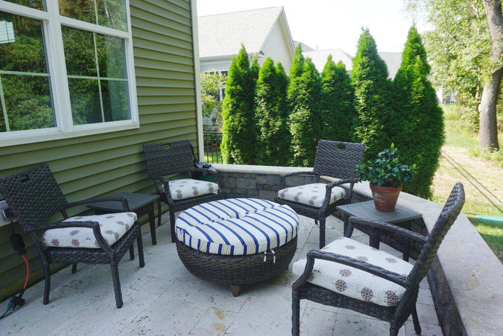 Thumbnail of http://a%20patio%20with%20chairs%20and%20a%20table%20on%20it